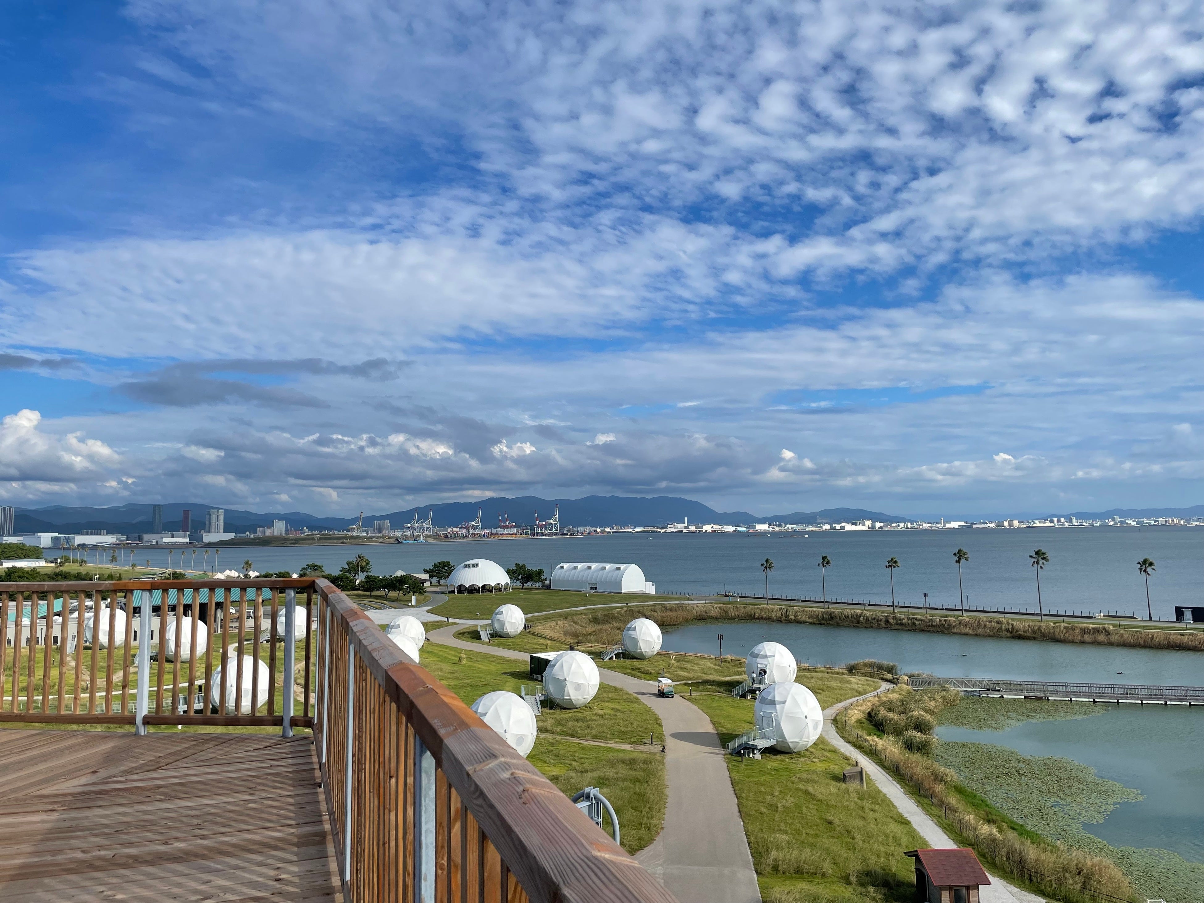 青空と芝生、博多湾へ広がるINN THE PARK FUKUOKAの昼の景色